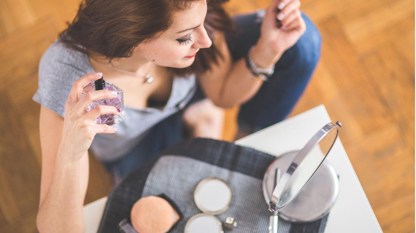 Eine Frau neben einem Tisch mit Make-up