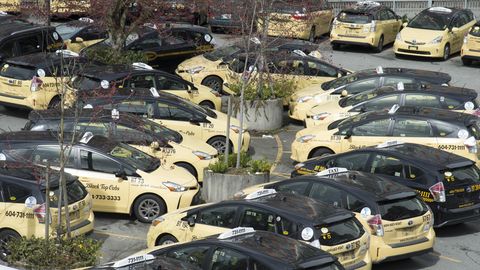 Dutzende Taxis stehen auf einem Parkplatz in Kanada