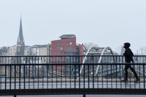 Ein Mann joggt über die Brücke am Bahnhof Ostkreuz in Berlin