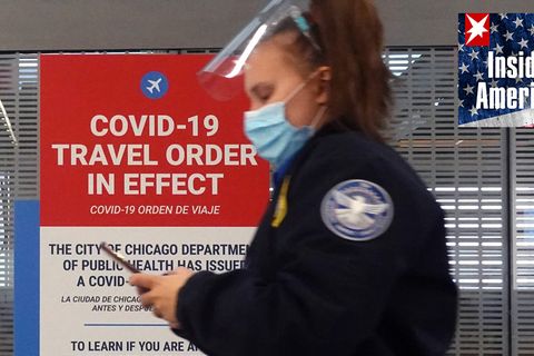 Ein Warnschild für Reisende auf dem  O'Hare International Airport in Chicago