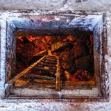 Eine Leiter führ unter die gefrorene Erde