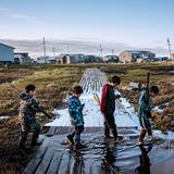 Vier Jungen ziehen zur Vogeljagd