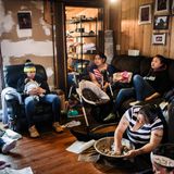 Frauen kneten mit den Händen Robbenfleisch und Karibufett