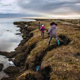 Kinder an einem Flussufer in Newtok