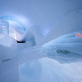 Eine Bettstatt hinter weißen Rundungen: Die Art Suite "Legacy" der Designer Regin und Carl Wellander.