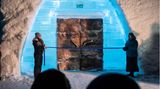 Bild 1 von 13 der Fotostrecke zum Klicken:  Eröffnung der eiskalten Wintersaison im Dezember: Für das Icehotel wurden zwölf Art Suiten, 24 Ice Rooms und eine Ceremony Hall geschaffen.
