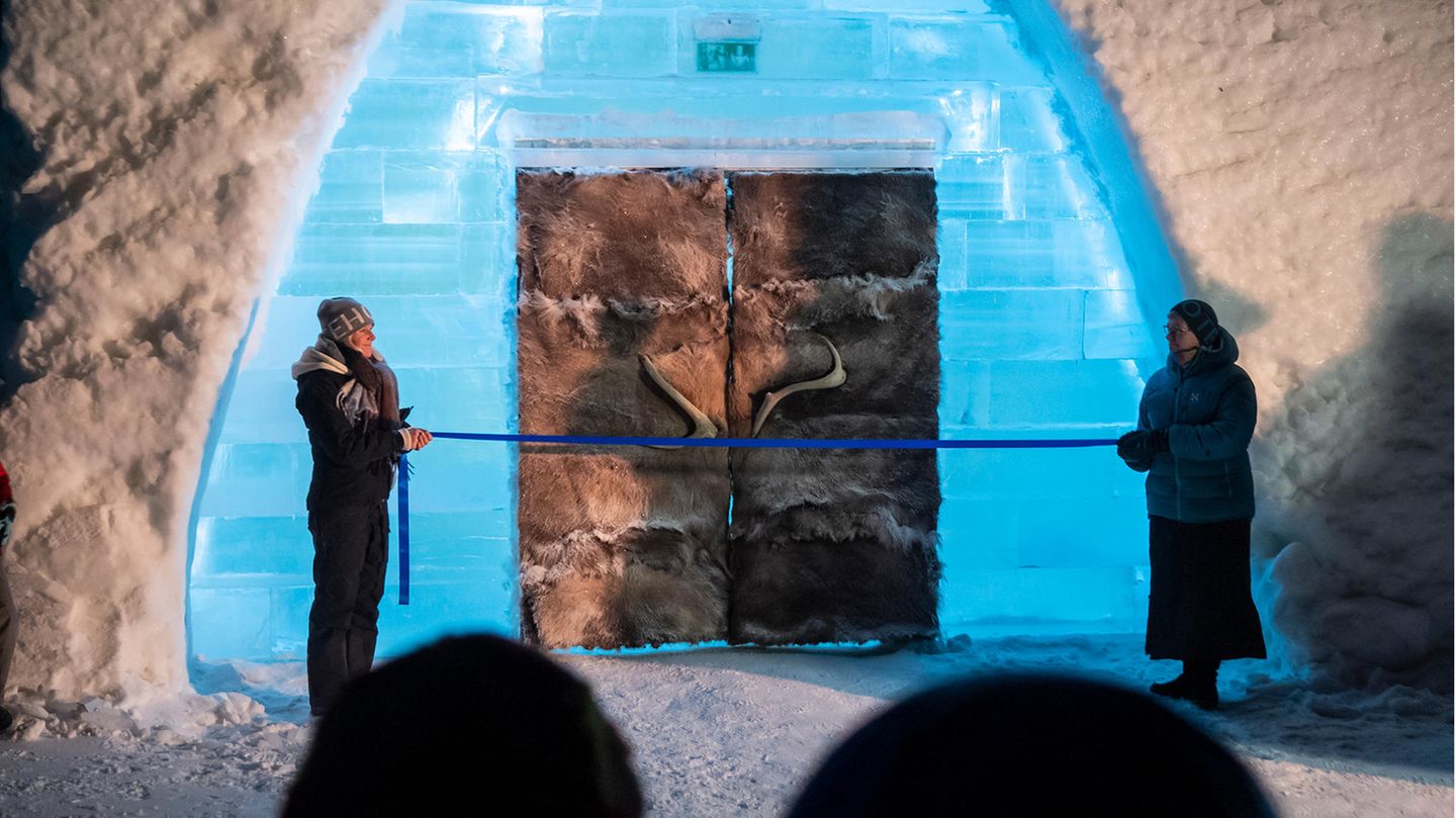 Bild 1 von 13 der Fotostrecke zum Klicken:  Eröffnung der eiskalten Wintersaison im Dezember: Für das Icehotel wurden zwölf Art Suiten, 24 Ice Rooms und eine Ceremony Hall geschaffen.
