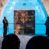Bild 1 von 13 der Fotostrecke zum Klicken:  Eröffnung der eiskalten Wintersaison im Dezember: Für das Icehotel wurden zwölf Art Suiten, 24 Ice Rooms und eine Ceremony Hall geschaffen.