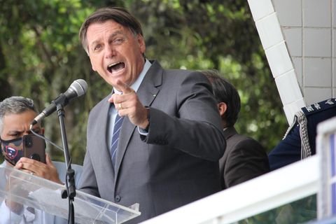 Seine Corona-Politik ist katastrophal, fast 200.000 Menschen starben in Brasilien. Und doch gewinnt Präsident Bolsonaro an Zustimmung.