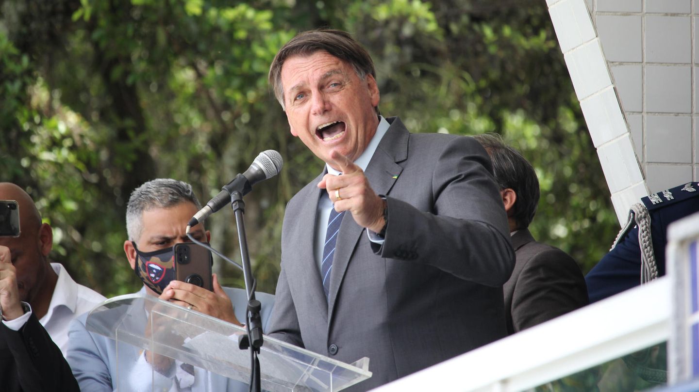 Seine Corona-Politik ist katastrophal, fast 200.000 Menschen starben in Brasilien. Und doch gewinnt Präsident Bolsonaro an Zustimmung.