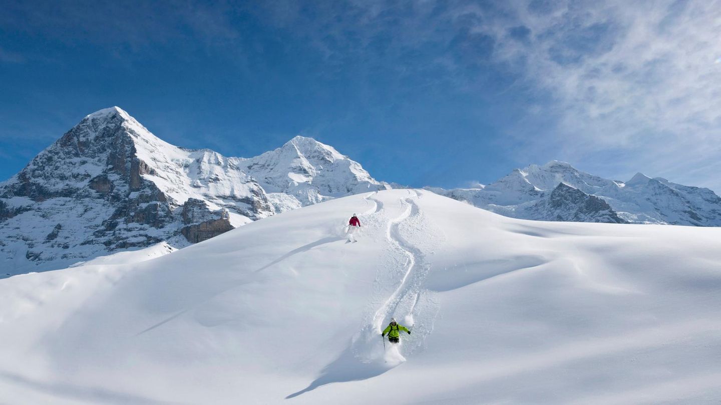 Skigebiet Kleine Scheidegg/Männlichen - Grindelwald/Wengen  Hier kommen Wintersportler auf ihre Kosten: Mit rund 102 Kilometern Piste ist das Skigebiet Kleine Scheidegg/Männlichen - Grindelwald/Wengen das größte im Berner Oberland. Dabei sind ein Großteil der Pisten im mittleren Schwierigkeitsbereich. Der höchste Teil des Skigebiets liegt auf 2320 Metern. Was die Pisten zu einem einmaligen Erlebnis macht, ist das Panorama: Während der Abfahrt schaut man auf Eiger, Mönch und Jungfrau. Wer mal eine Pause von der Abfahrt braucht: Von der Kleinen Scheidegg führt auch die Jungfraubahn hoch zum Jungfraujoch.