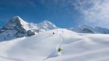 Skigebiet Kleine Scheidegg/Männlichen - Grindelwald/Wengen  Hier kommen Wintersportler auf ihre Kosten: Mit rund 102 Kilometern Piste ist das Skigebiet Kleine Scheidegg/Männlichen - Grindelwald/Wengen das größte im Berner Oberland. Dabei sind ein Großteil der Pisten im mittleren Schwierigkeitsbereich. Der höchste Teil des Skigebiets liegt auf 2320 Metern. Was die Pisten zu einem einmaligen Erlebnis macht, ist das Panorama: Während der Abfahrt schaut man auf Eiger, Mönch und Jungfrau. Wer mal eine Pause von der Abfahrt braucht: Von der Kleinen Scheidegg führt auch die Jungfraubahn hoch zum Jungfraujoch.
