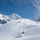 Skigebiet Kleine Scheidegg/Männlichen - Grindelwald/Wengen  Hier kommen Wintersportler auf ihre Kosten: Mit rund 102 Kilometern Piste ist das Skigebiet Kleine Scheidegg/Männlichen - Grindelwald/Wengen das größte im Berner Oberland. Dabei sind ein Großteil der Pisten im mittleren Schwierigkeitsbereich. Der höchste Teil des Skigebiets liegt auf 2320 Metern. Was die Pisten zu einem einmaligen Erlebnis macht, ist das Panorama: Während der Abfahrt schaut man auf Eiger, Mönch und Jungfrau. Wer mal eine Pause von der Abfahrt braucht: Von der Kleinen Scheidegg führt auch die Jungfraubahn hoch zum Jungfraujoch.