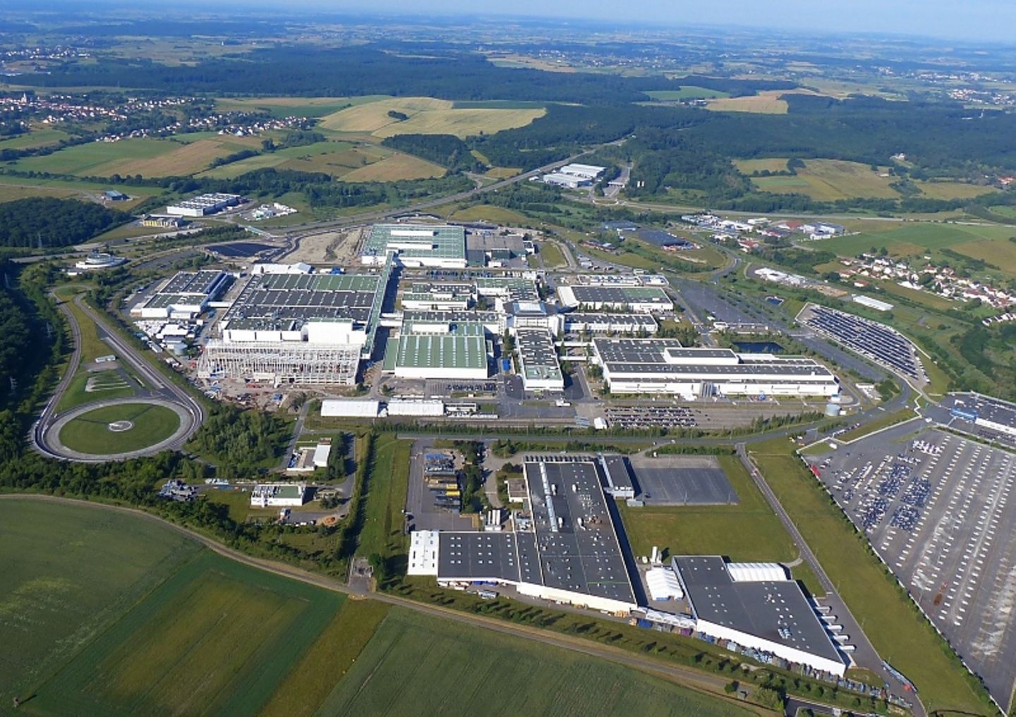 Die Fabrik in Hambach liegt nur wenige Kilometer von der deutschen Grenze entfernt