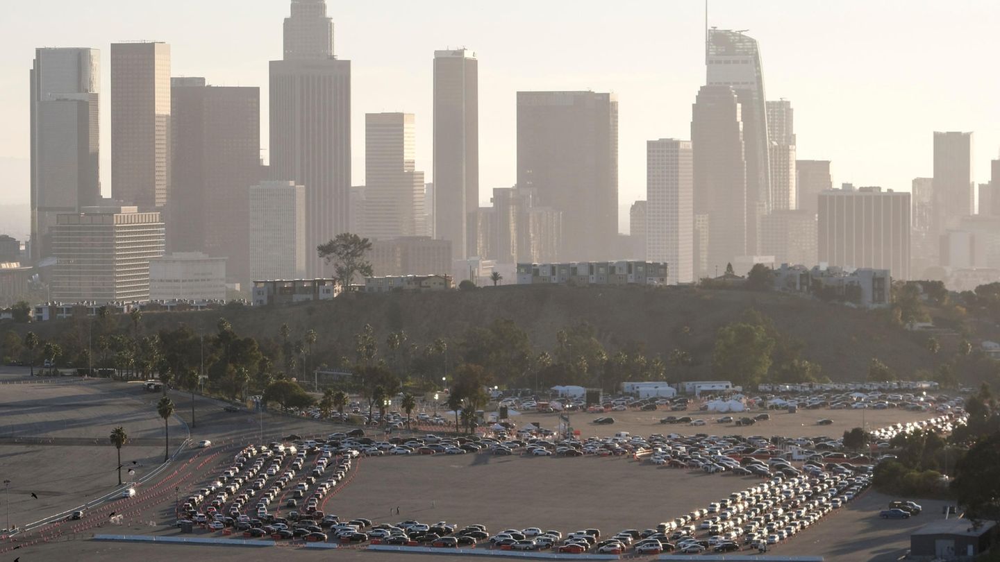 Autofahrer warten in Los Angeles einer langen Schlange, um sich auf Corona testen zu lassen.