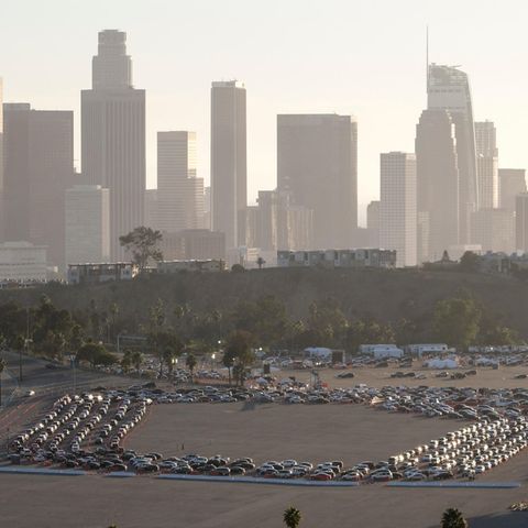 Autofahrer warten in Los Angeles einer langen Schlange, um sich auf Corona testen zu lassen.