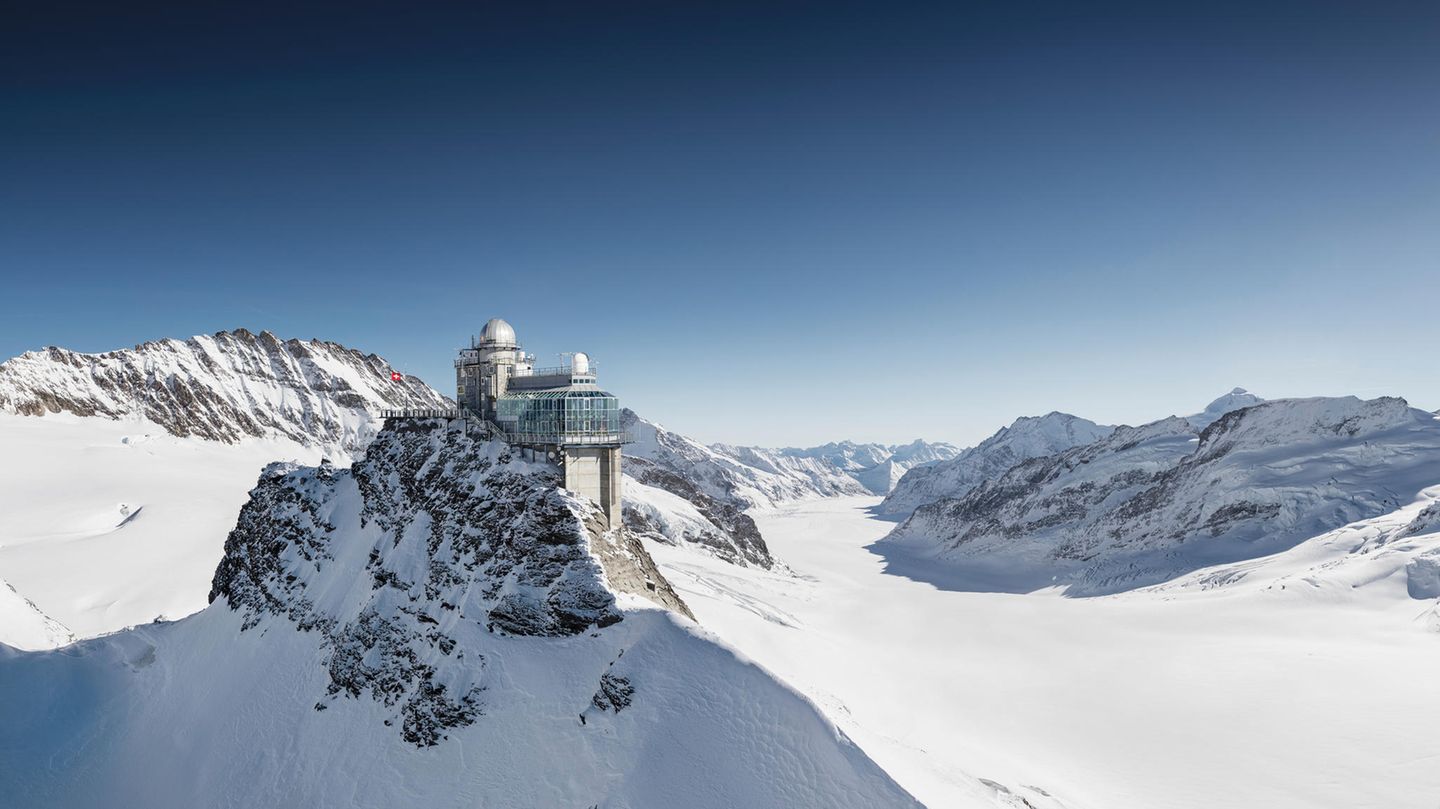 Urlaub 2021 : Jungfraujoch Auf rund 3466 Metern findet man die tiefste Stelle zwischen Mönch und Jungfrau in den Berner Alpen, das Jungfraujoch – eines der wichtigsten Touristenziele der Schweiz. Rund eine Million Besucher kommen jährlich hier her. Nicht nur den höchsten Bahnhof, sondern auch das höchste Restaurant Europas findet man hier. Hinauf führt seit 1912 die Jungfraubahn. Jungfraujoch Auf rund 3466 Metern findet man die tiefste Stelle zwischen Mönch und Jungfrau in den Berner Alpen, das Jungfraujoch – eines der wichtigsten Touristenziele der Schweiz. Rund eine Million Besucher kommen jährlich hier her. Nicht nur den höchsten Bahnhof, sondern auch das höchste Restaurant Europas findet man hier. Hinauf führt seit 1912 die Jungfraubahn.
