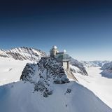 Jungfraujoch  Auf rund 3466 Metern findet man die tiefste Stelle zwischen Mönch und Jungfrau in den Berner Alpen, das Jungfraujoch – eines der wichtigsten Touristenziele der Schweiz. Rund eine Million Besucher kommen jährlich hier her. Nicht nur den höchsten Bahnhof, sondern auch das höchste Restaurant Europas findet man hier. Hinauf führt seit 1912 die Jungfraubahn.