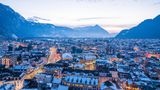 Tagesausflug Interlaken  Interlaken liegt zwischen Thunersee und Brienzersee und ist ein traditioneller Urlaubsort in der Schweiz. Kein Wunder, denn Interlaken lockt mit Schweizer Traditionen und typischer Architektur. Die Aare, die durch den Ort fließt, wird von alten Holzhäusern und Parks gesäumt. Und über allem thront das Panorama der Berner Alpen. Rund 5600 Einwohner wohnen in dem kleinen Städtchen. Allerdings wird der kleine Ort als eines der Tourismuszentren von zahlreichen Touristen bevölkert. Von Interlaken kann man zu Bootstouren auf dem Thunersee oder Brienzersee aufbrechen.