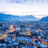 Tagesausflug Interlaken  Interlaken liegt zwischen Thunersee und Brienzersee und ist ein traditioneller Urlaubsort in der Schweiz. Kein Wunder, denn Interlaken lockt mit Schweizer Traditionen und typischer Architektur. Die Aare, die durch den Ort fließt, wird von alten Holzhäusern und Parks gesäumt. Und über allem thront das Panorama der Berner Alpen. Rund 5600 Einwohner wohnen in dem kleinen Städtchen. Allerdings wird der kleine Ort als eines der Tourismuszentren von zahlreichen Touristen bevölkert. Von Interlaken kann man zu Bootstouren auf dem Thunersee oder Brienzersee aufbrechen.