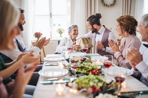 Geschenke für Oma: Ob zu Weihnachten oder zum Geburtstag — kennen Sie schon diese Geschenkideen?