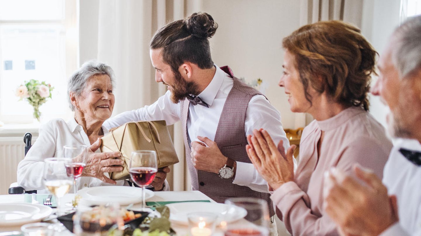 Geschenke für Oma: Ob zu Weihnachten oder zum Geburtstag — kennen Sie schon diese Geschenkideen?