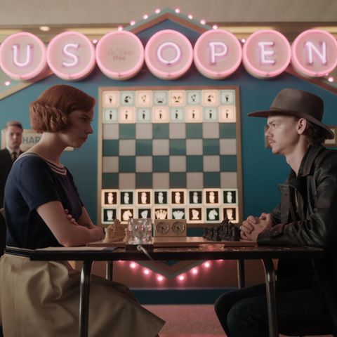 Anya Taylor-Joy (als Beth Harmon) und Thomas Brodie-Sangster (als Benny) in einer Szene aus "Das Damengambit" 