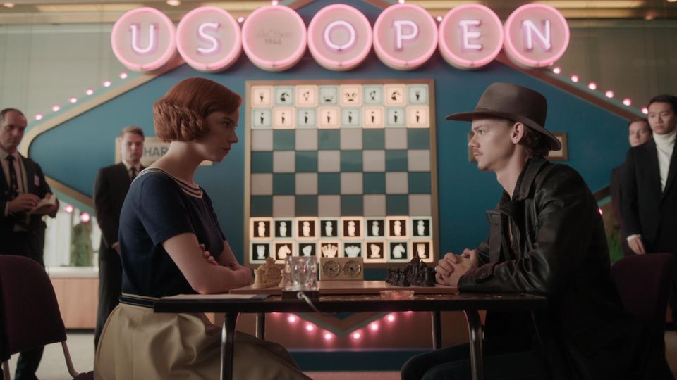 Anya Taylor-Joy (als Beth Harmon) und Thomas Brodie-Sangster (als Benny) in einer Szene aus "Das Damengambit" 