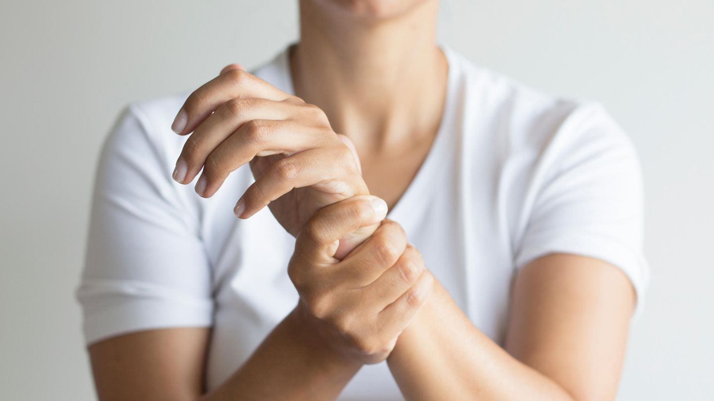 Frau mit schmerzendem Handgelenk
