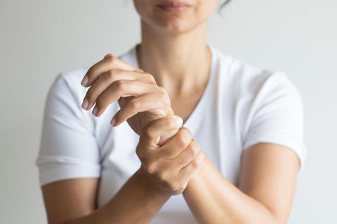 Frau mit schmerzendem Handgelenk