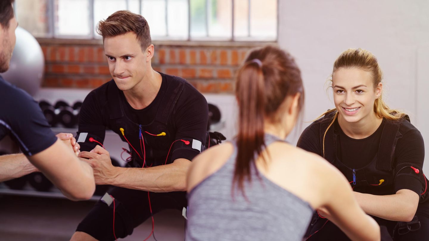 EMS-Training: Vier Sportler beim Power-Work-out mit Strom