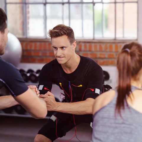 EMS-Training: Vier Sportler beim Power-Work-out mit Strom