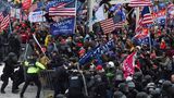 Anhänger von Donald Trump stoßen mit Polizei und Sicherheitskräften zusammen, als sie die Barrikaden vor dem US-Kapitol stürmen