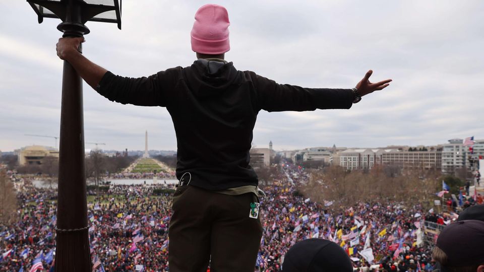 Des milliers de partisans de Donald Trump se rassemblent devant le Capitole le 6 janvier 2021