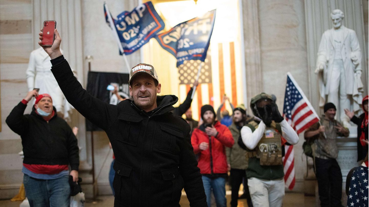Randalierer mit US-Flaggen und Trump-Bannern jubeln in der Rotunde unterhalb der Kuppel des Kapitols