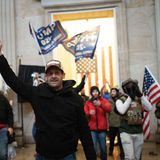 Randalierer mit US-Flaggen und Trump-Bannern jubeln in der Rotunde unterhalb der Kuppel des Kapitols