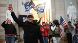Randalierer mit US-Flaggen und Trump-Bannern jubeln in der Rotunde unterhalb der Kuppel des Kapitols