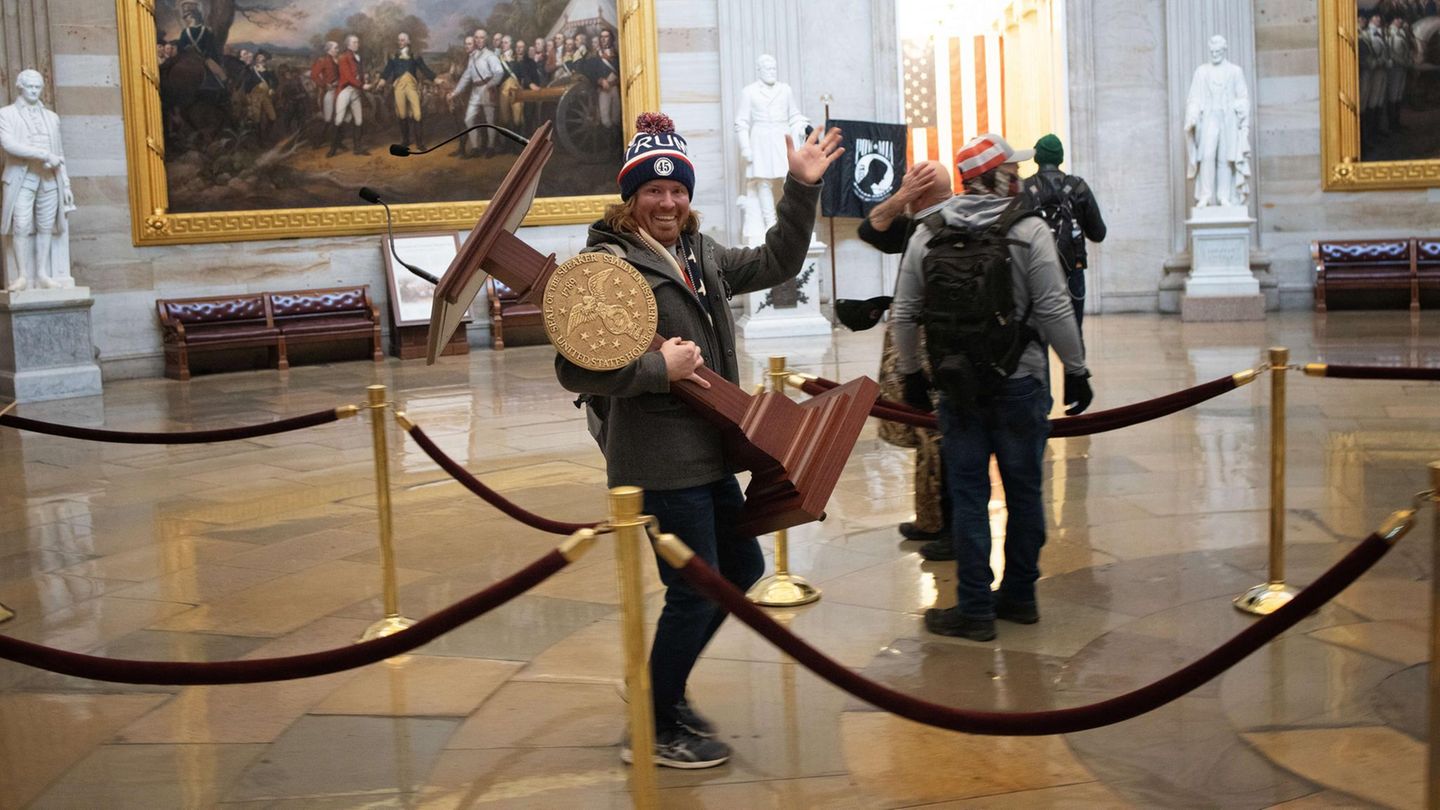 Im Kapitol herrscht zeitweise völlige Willkür. Hier schleppt ein Trump-Anhänger das Rednerpult von Nancy Pelosi, der Sprecherin des Hauses, durch das Gebäude