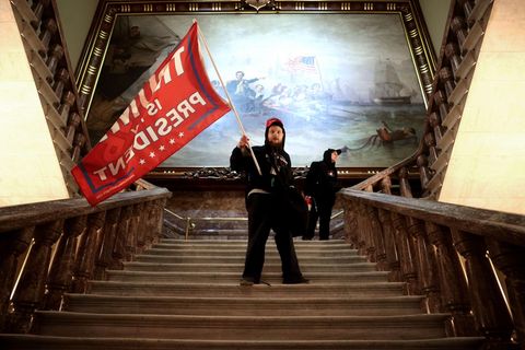 Doch ein bisschen von dem Interior des Kapitols eingeschüchtert irren die Trump-Fans durch das Gebäude. Der Minderheitsführer der Demokraten im Senat, Chuck Schumer, nannte die Aufrührer "inländische Terroristen". Er machte Trump für den Angriff auf das Kapitol mitverantwortlich. Mehrere demokratische Kongressabgeordnete gaben Trump ebenfalls persönlich die Schuld für die Eskalation und forderten ein erneutes Amtsenthebungsverfahren gegen ihn. 