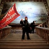 Doch ein bisschen von dem Interior des Kapitols eingeschüchtert irren die Trump-Fans durch das Gebäude. Der Minderheitsführer der Demokraten im Senat, Chuck Schumer, nannte die Aufrührer "inländische Terroristen". Er machte Trump für den Angriff auf das Kapitol mitverantwortlich. Mehrere demokratische Kongressabgeordnete gaben Trump ebenfalls persönlich die Schuld für die Eskalation und forderten ein erneutes Amtsenthebungsverfahren gegen ihn. 