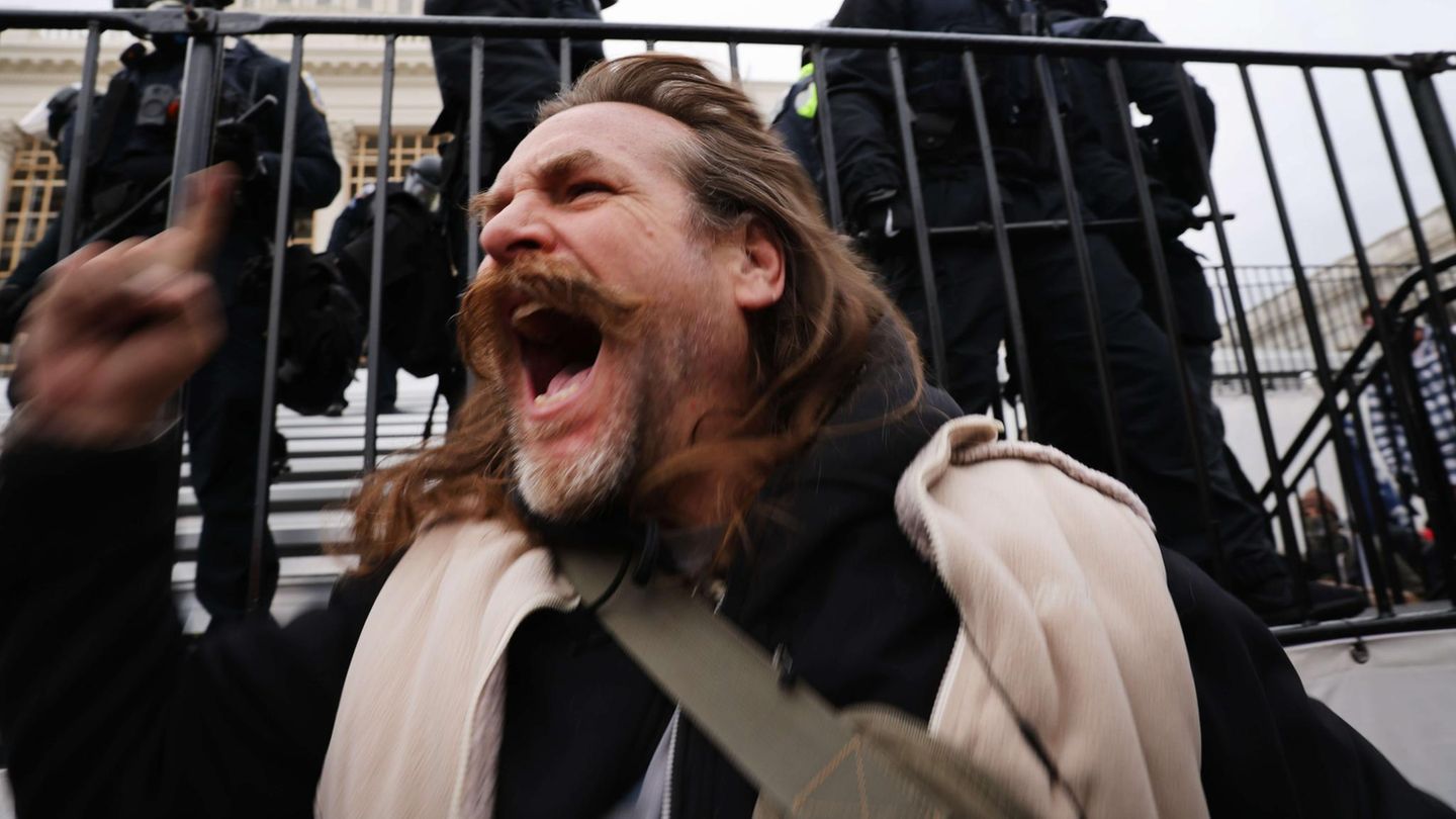 Doch vor dem Kapitol versammeln sich die Trump-Fans erneut