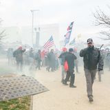 Die Sicherheitskräfte setzen Tränengas ein, um die Aufständischen vor dem Kapitol auseinanderzutreiben