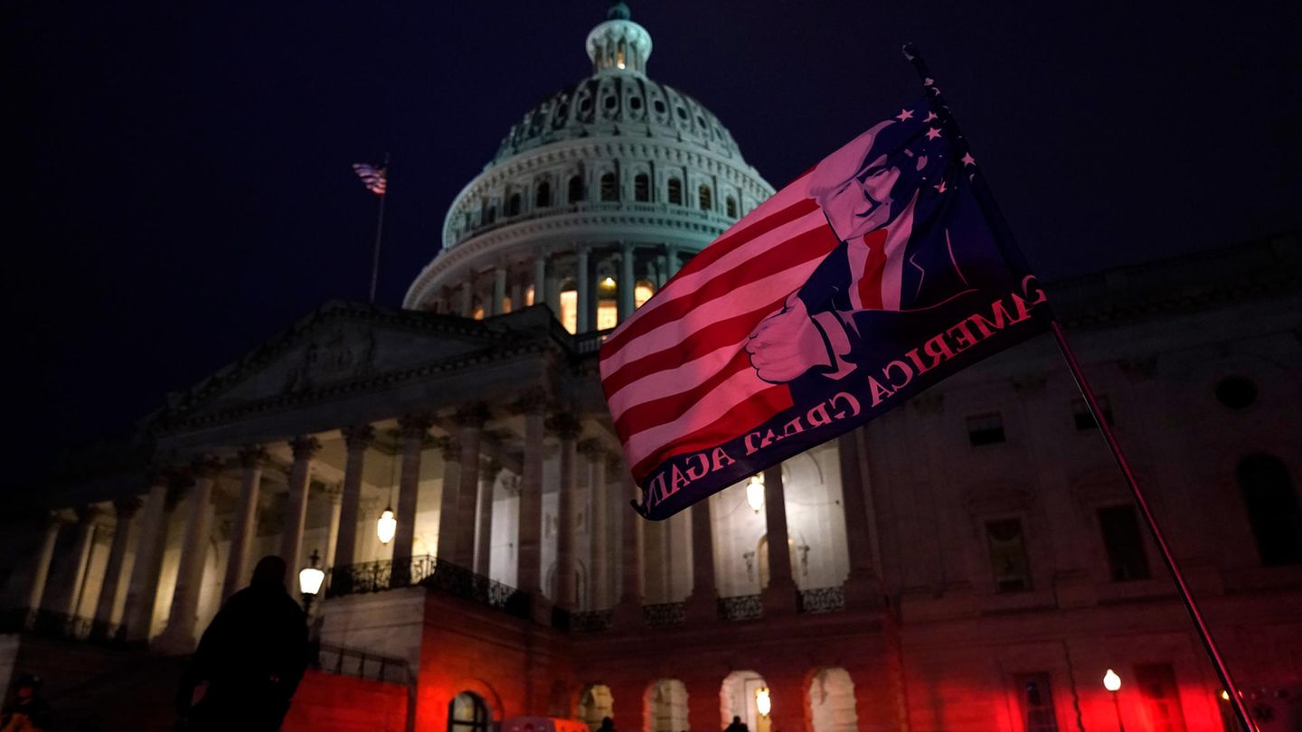 Erst in der Nacht tritt der Kongress wieder im Kapitol zusammen und bestätigt den Sieg von Joe Biden Erst in der Nacht tritt der Kongress wieder im Kapitol zusammen und bestätigt den Sieg von Joe Biden