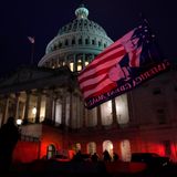 Erst in der Nacht tritt der Kongress wieder im Kapitol zusammen und bestätigt den Sieg von Joe Biden