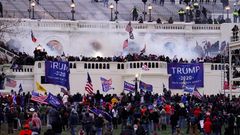 Durch ihre pure Masse fegen die Trump-Anhänger die Sicherheitskräfte zur Seite und erstürmen das Kapitol
