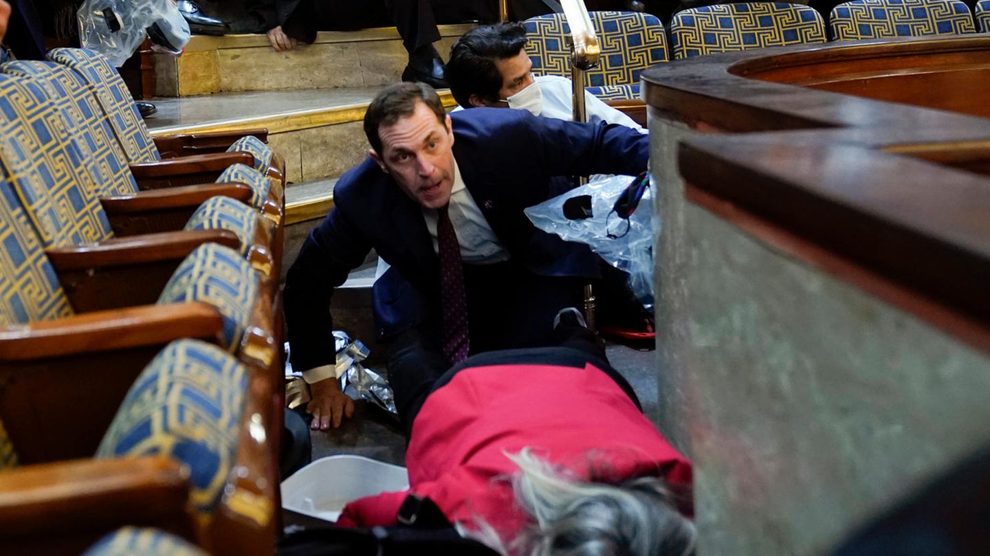 Während des Angriffs auf das Kapitol versucht der Abgeordnete Jason Crow, seine Kollegin Susan Wild zu trösten