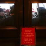 Die Kapitolpolizei versucht, die Randalierer vor den östlichen Türen zur Hausseite des US-Kapitols zurückzuhalten