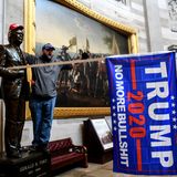 Dieser Randalier macht klar, für wen er in das Kapitol eingedrungen ist: Er hat einer Statue im Inneren des Gebäudes eine Trump-Mütze aufgesetzt und eine Fahne mit dem Namen des abgewählten Präsidenten in den Arm gelegt