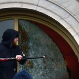 Ein Angreifer zerschlägt mit einem Baseballschläger ein Fenster des Kongressgebäudes