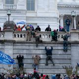 Auch die Westwand des Kapitols kann die Trump-Anhänger nicht aufhalten. Einige von ihnen klettern einfach die Mauer hinauf.